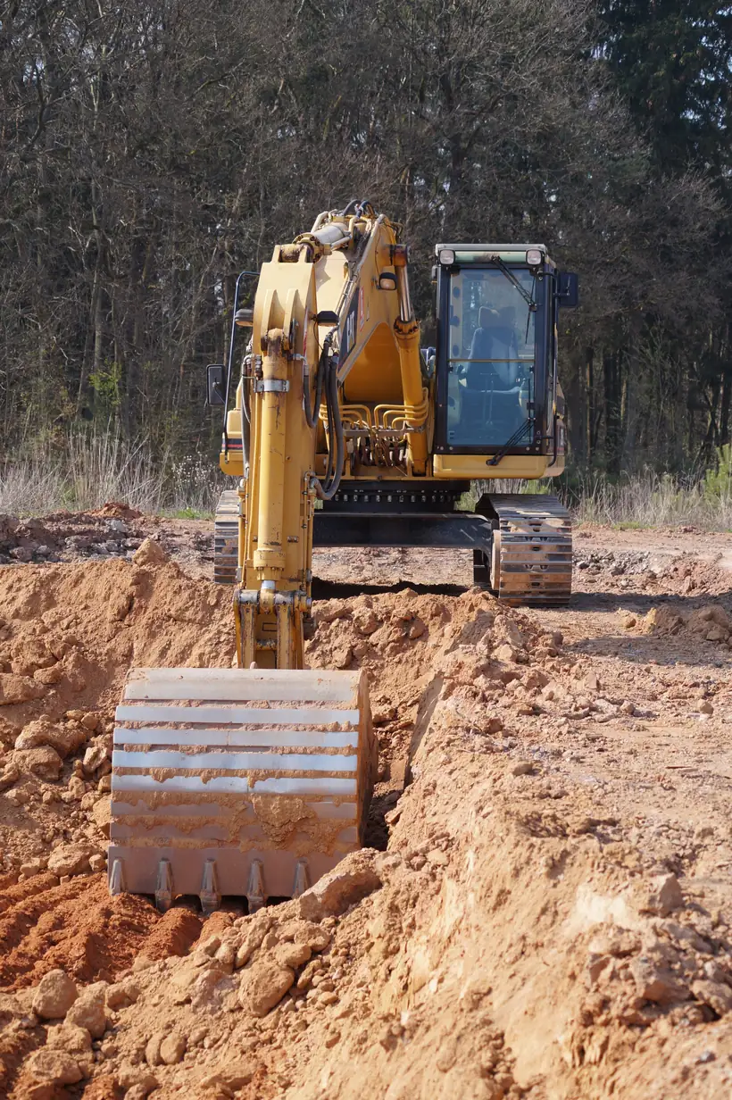 Bagger mit Tieflöffel im Sandboden