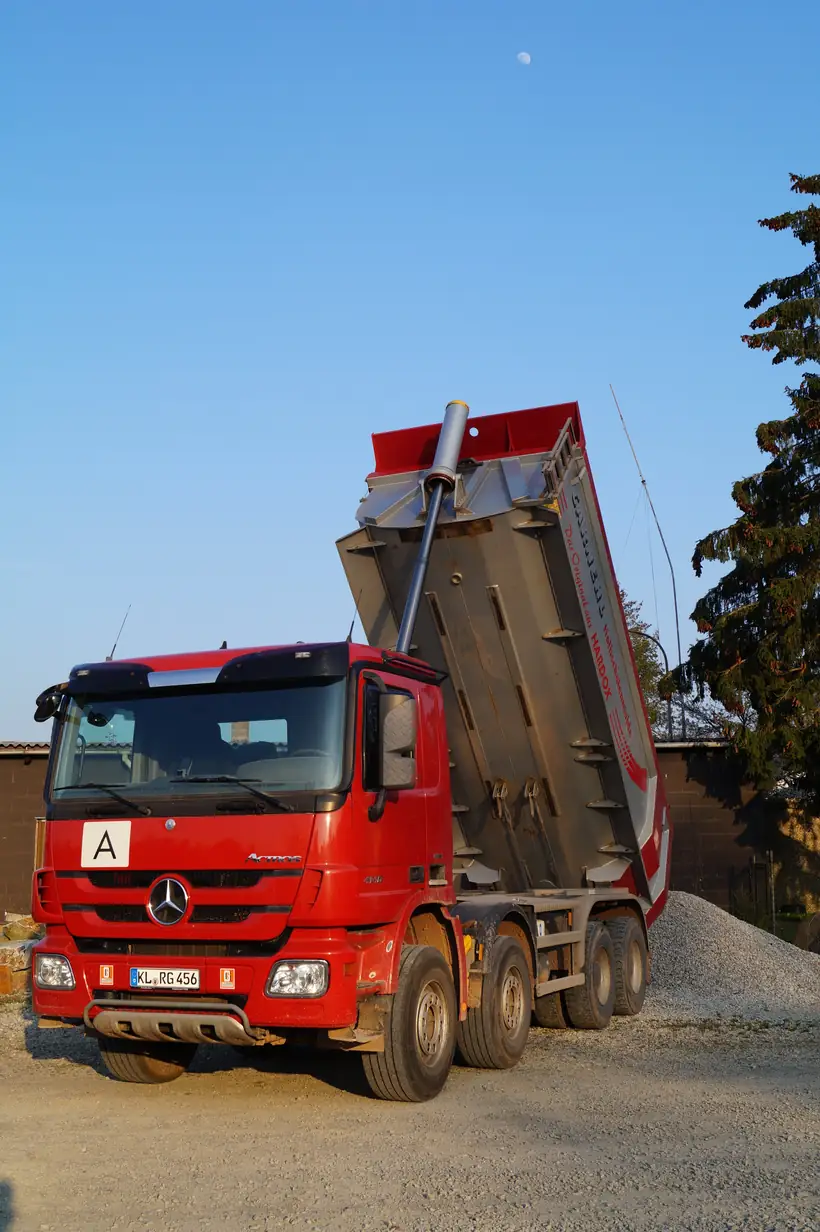 Mercedes-Kipper von K&R Gensinger mit angehobener Mulde