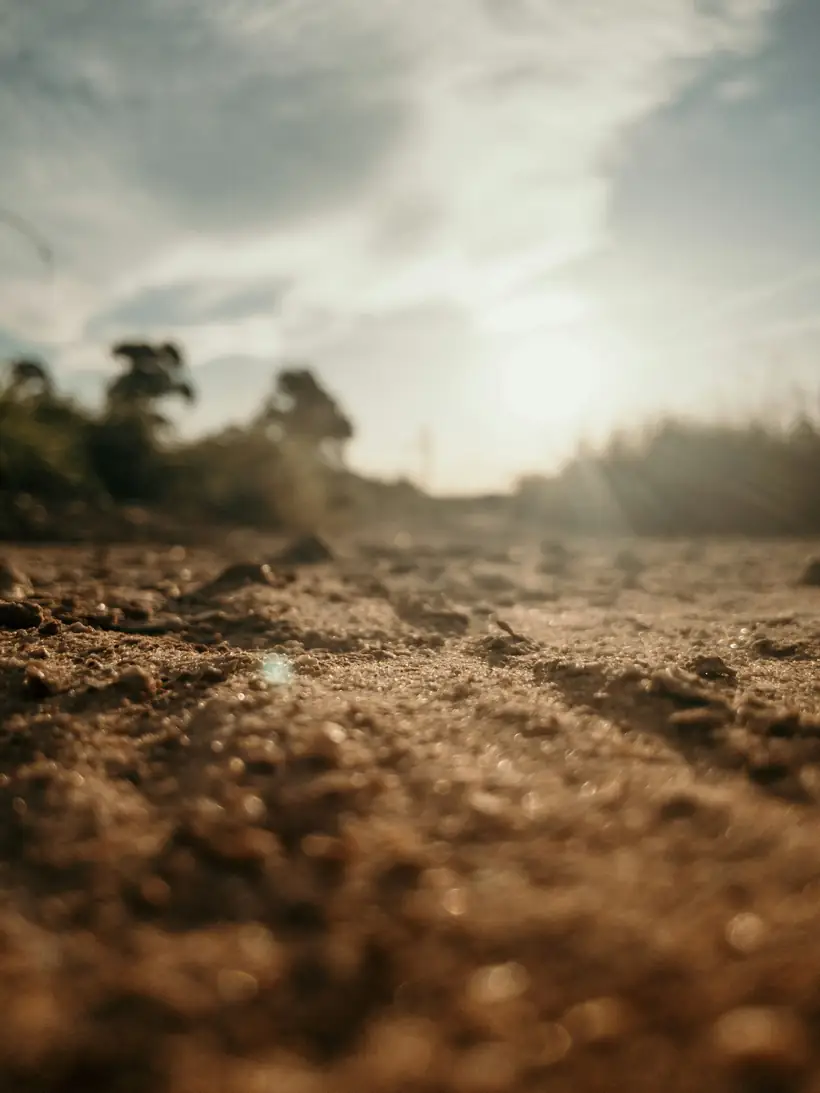 Aufgeschütteter Sand auf einem Lagerplatz