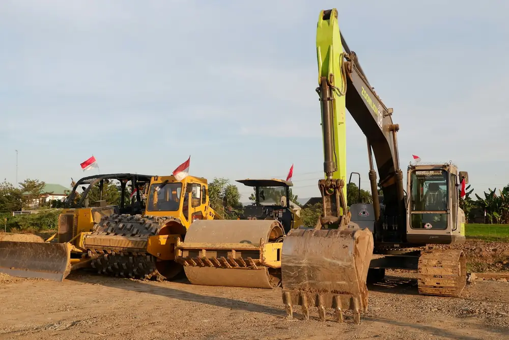 Tieflader mit Baumaschine als Schwerlasttransport