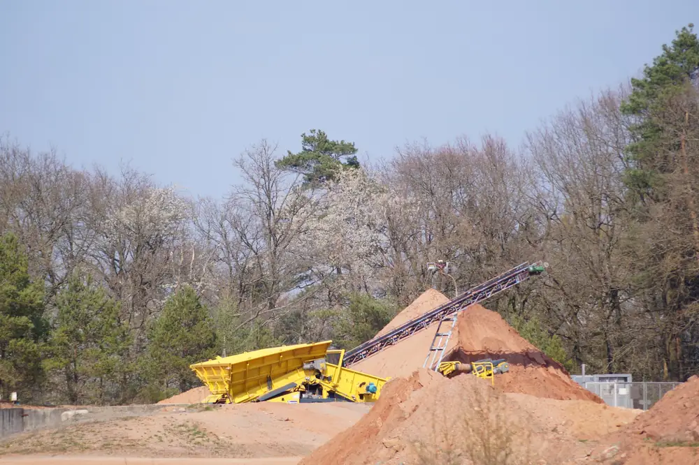 Siebanlage und Sandkegel in der eigenen Sandgrube
